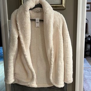 LOFT crème colored faux fur pocketed open coat size small
